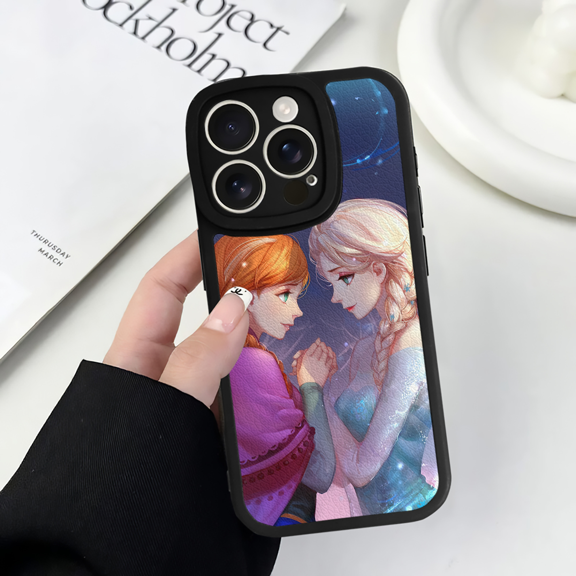（画像用） アナと雪の女王 アンナ エルサ Frozen Anna Elsa 【iPhone 16シリーズ対応】シリコンスマホケース（レザー調） 材質：シリコン